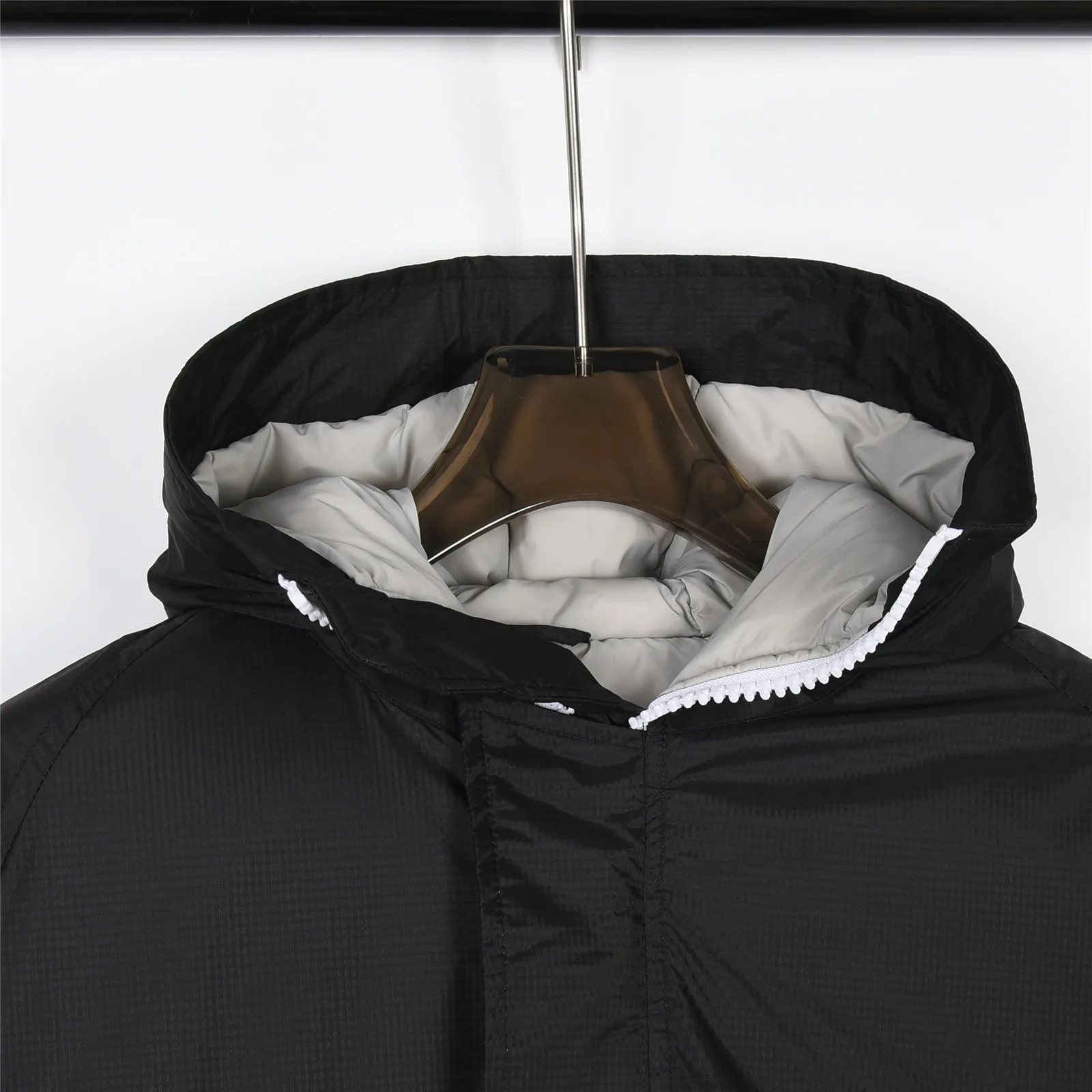 P860 Big Goose 01 Glacial White Label Down Jacket Canada Goose Canada Goose FW21 Chilliwack Series Glacial Haze White Label 01 Pilot Solid Color Hooded Down Jacket Down Jacket Winter Unisex Description: The Chilliwack bomber jacket was originally designed for pilots in uninhabited areas in northern Canada. It is durable, warm and easy to move, which can meet the needs of pilots working in the Arctic waterways. Chilliwack's iconic style remains popular and is a popular jacket from Canada Goose. The Northern Lights capsule collection is reimagined in rich hues inspired by the stunning colors of Canada's north. The Glacial Haze capsule series is improved with an eye-catching and layered color series, giving people the feeling of being caught in the mist around icebergs and glaciers. Material list: 1⃣ Original custom-made double plain 9500-100% nylon nylon fabric 2⃣ Original YKK zipper, not a sub-factory product 3⃣ National standard 80% widely inspected white duck down, (ZP uses 80% white duck down/everything that boasts 90% is fake) Material analysis characteristics: 1⃣ Original factory/9500-100% nylon100% nylon Lurex yarn is actually 100% nylon. Nowadays, there are few pure ones. Most of them are mixed with cotton or polyester. Our top-quality original version is developed in accordance with ZP and uses the same material. 2⃣ As we all know, the original version uses 80% white duck down. The fill power refers to the cubic inches of volume occupied by each ounce (30 grams) of down under certain conditions. If one ounce of down occupies 500 cubic inches, the fill power of the down is 500. So we can simply understand it as: fill power is the volume of down, and the volume of down is fill power. The higher the fill power of down, it means that under the same filling amount, down can fix a larger volume of air layer to keep warm and insulate, so the warmth retention of down is better. Summary: Note: In order to maximize profits during the production process, some businesses add toxic waste silk, 50 velvet, hand-feel velvet, etc. to clothes! But on the outside of the clothes, good fabrics are used. It is said to be 90% white duck down at purchasing agent level, or even more exaggeratedly said to be 90% white goose down, to fool the layman! (You can consult the official Big Goose. All authentic styles are made of white duck down.) I will also teach you a more practical trick: buy an authentic product from Tmall, and at the same time buy a piece of clothing from a merchant you trust, and come back to compare the details. (Tmall offers 7-day no-reason returns and S+ offers 15-day no-reason returns without affecting secondary sales.) ⚠️ Remember, you get what you pay for! Don't be greedy for small gains, or you will suffer big losses! Every customer is welcome to ask questions and we will continue to improve product quality and service! Product color: black, white, dawn blue, mood blue Size: S, M, L, XL, XXL